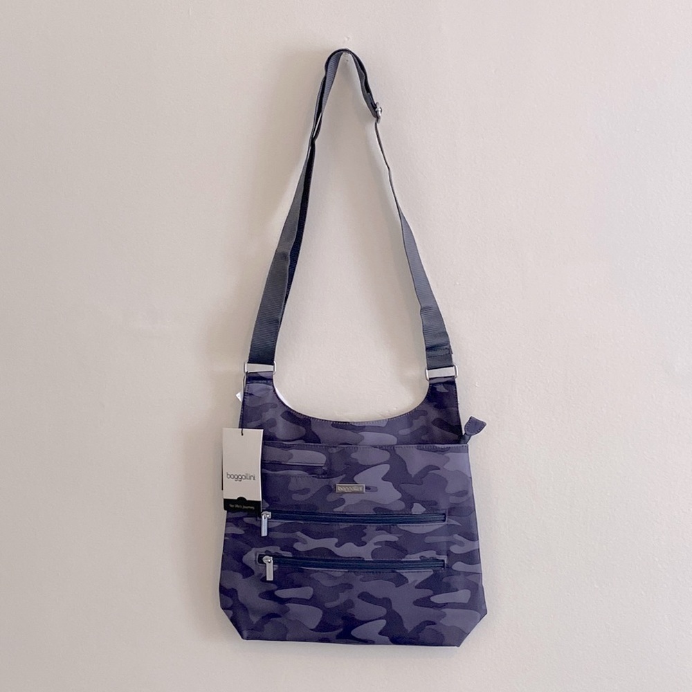 NWT baggallini bucket bag Camo print